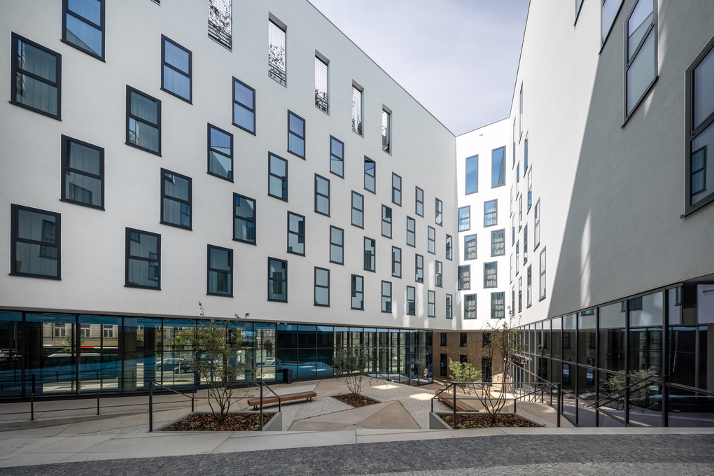 The hotel atrium is open to the public both from the street and from the connecting elevated roofing